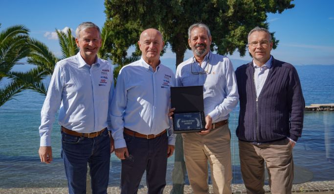 LALIZAS UK receives award during the LALIZAS Branches Synergy Summit 2025